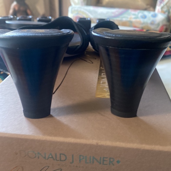 Donald J Pliner’s beautiful black mule,  made in Italy size 9 1/2 - Picture 5 of 5